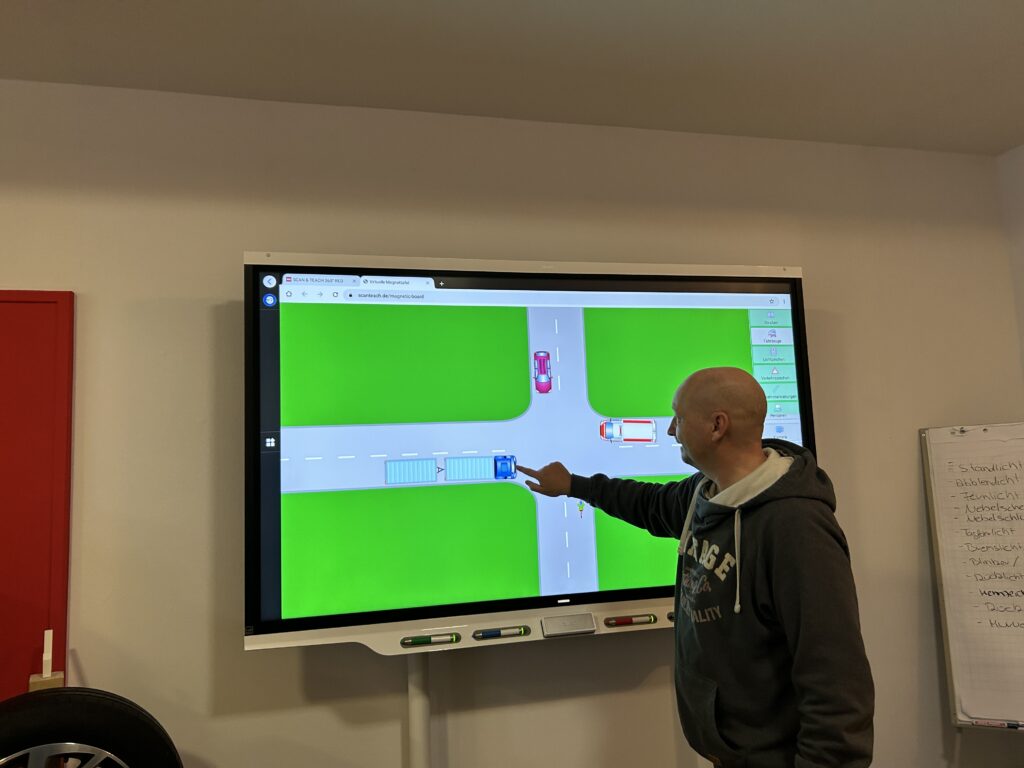 Am digitalen Whiteboard kann jede Verkehrssituation simuliert und aufgelöst werden.